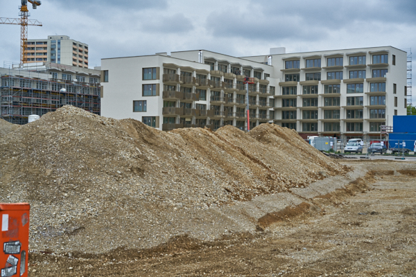 17.05.2019 - Riesige Kiesberge auf dem Hanns-Seidel-Platz
